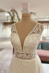 Sleeveless V-Neck Wedding Dress Lace Tulle Bridal Gowns