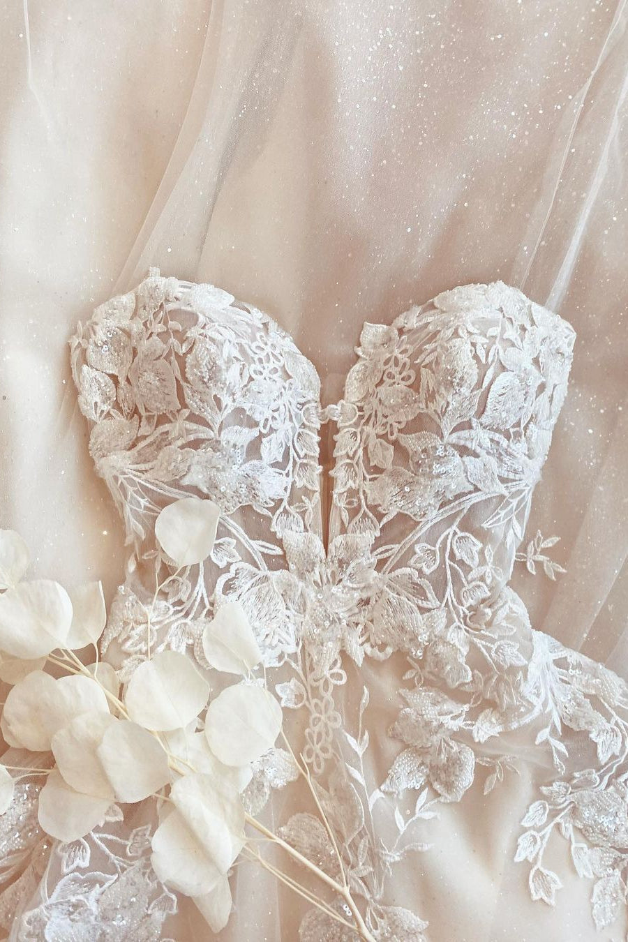 Spaghetti-Straps Lace Appliques Lace Wedding Dress Online