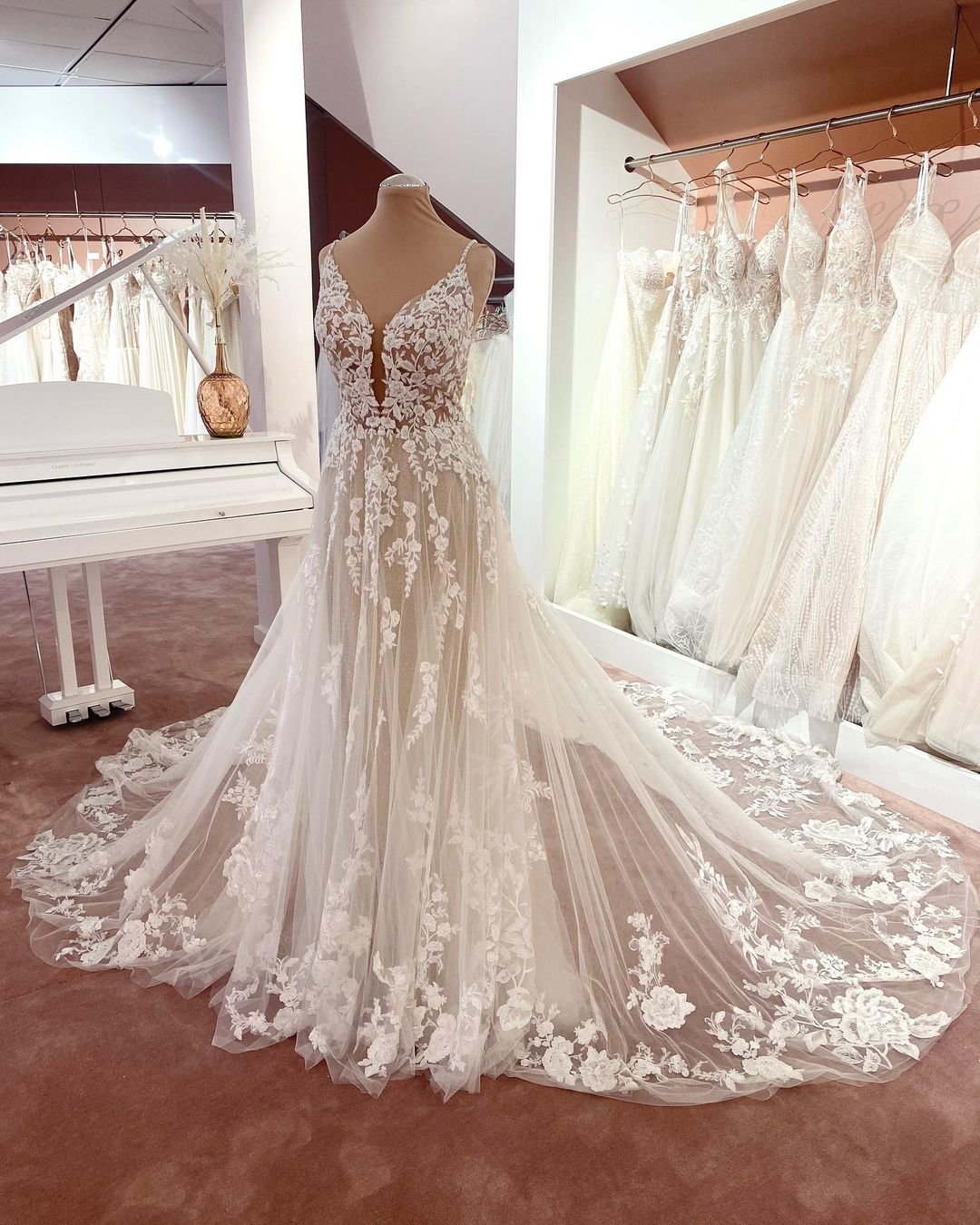 Spaghetti-Straps Sleeveless Wedding Dress Tulle With Appliques