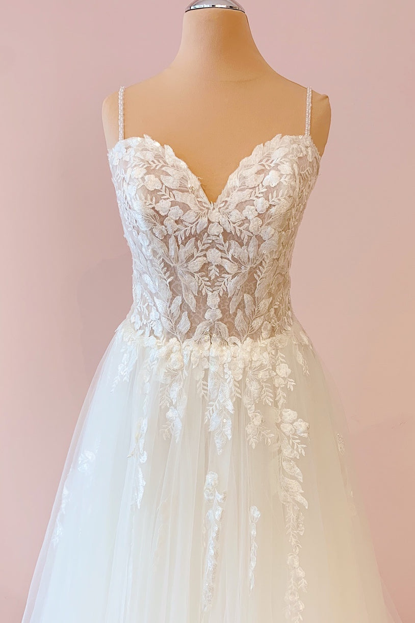 Spaghetti-Straps V-Neck Tulle Wedding Dress With Lace Appliques