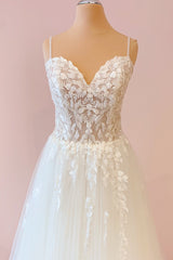 Spaghetti-Straps V-Neck Tulle Wedding Dress With Lace Appliques