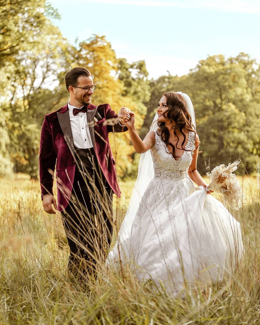 Stunning V-Neck Sleeveless Wedding Dress Tulle Long Bridal Gown