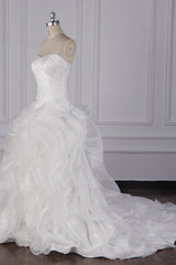 Stylish Organza Strapless White Wedding Dress Ruffles Sleeveless Bridal Gowns On Sale