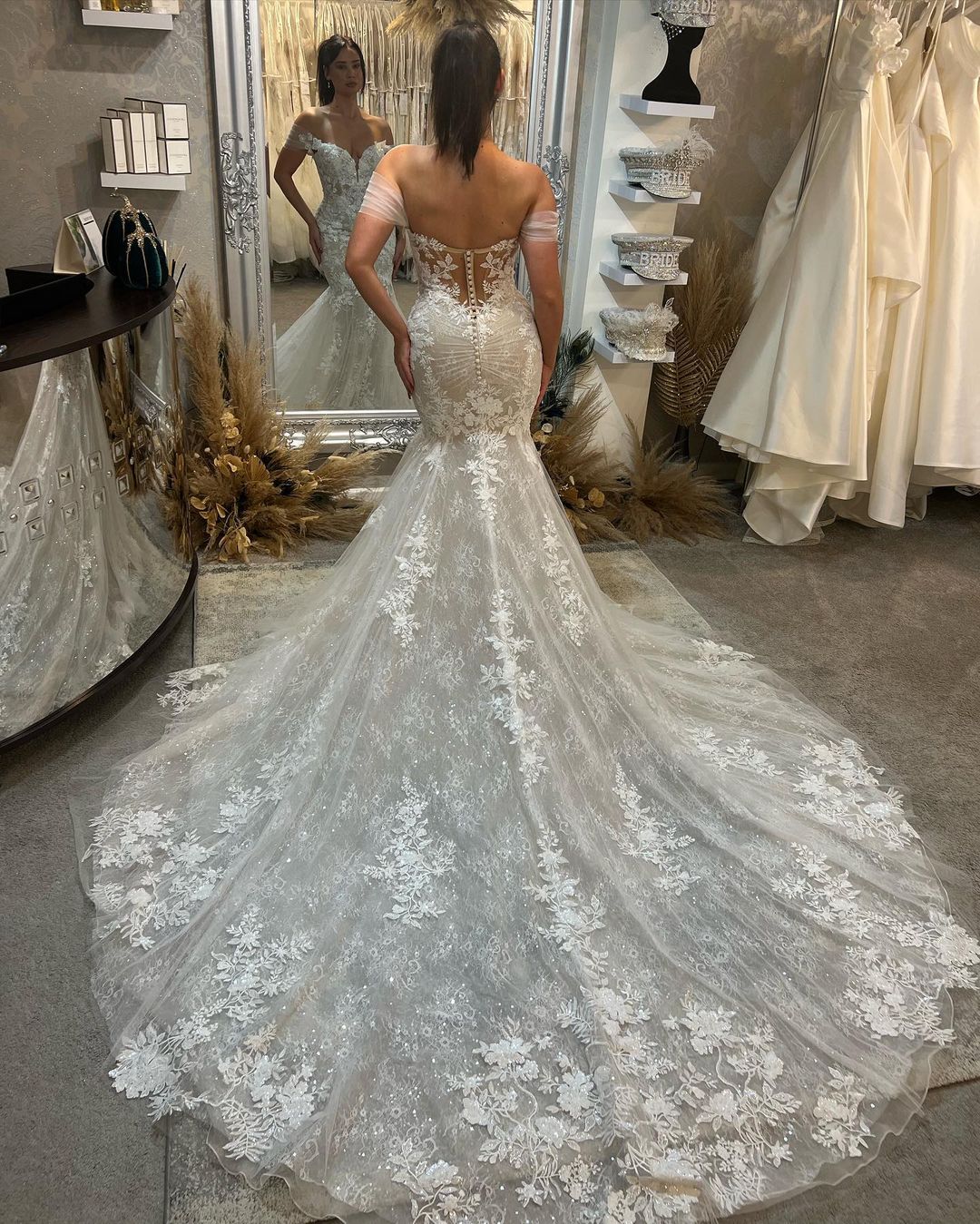 Beautiful Floor Length Off-The-Shoulder Sweetheart Sleeveless Lace Wedding Dress with Chapel Train