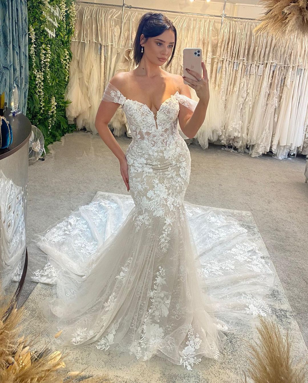 Beautiful Floor Length Off-The-Shoulder Sweetheart Sleeveless Lace Wedding Dress with Chapel Train