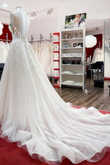 Tulle Sleevless Ruffles Jewel  A-Line Wedding Dresses With Lace Appliques