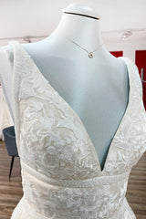 Tulle V Neck Sleeveless Ivory A-Line Wedding Dresses With Lace Long