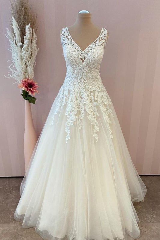 V-Neck Lace Bridal Gown Sleeveless With Lace Appliques