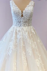 V-Neck Sleeveless Ball Gown Wedding Dress Lace Appliques