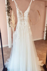 V-Neck Spaghetti-Straps Wedding Dress Lace Appliques Online