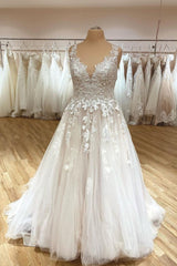 V-Neck Wedding Dress Lace Appliques Tulle Bridal Gown